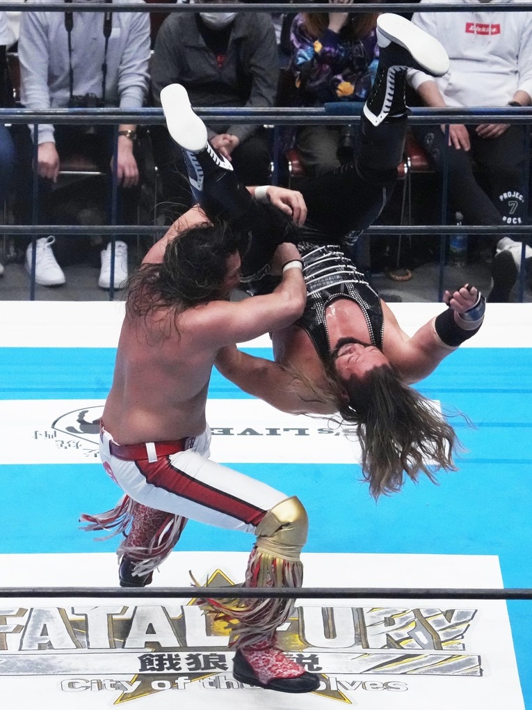 EVILを投げ落とす辻陽太　©Essei Hara