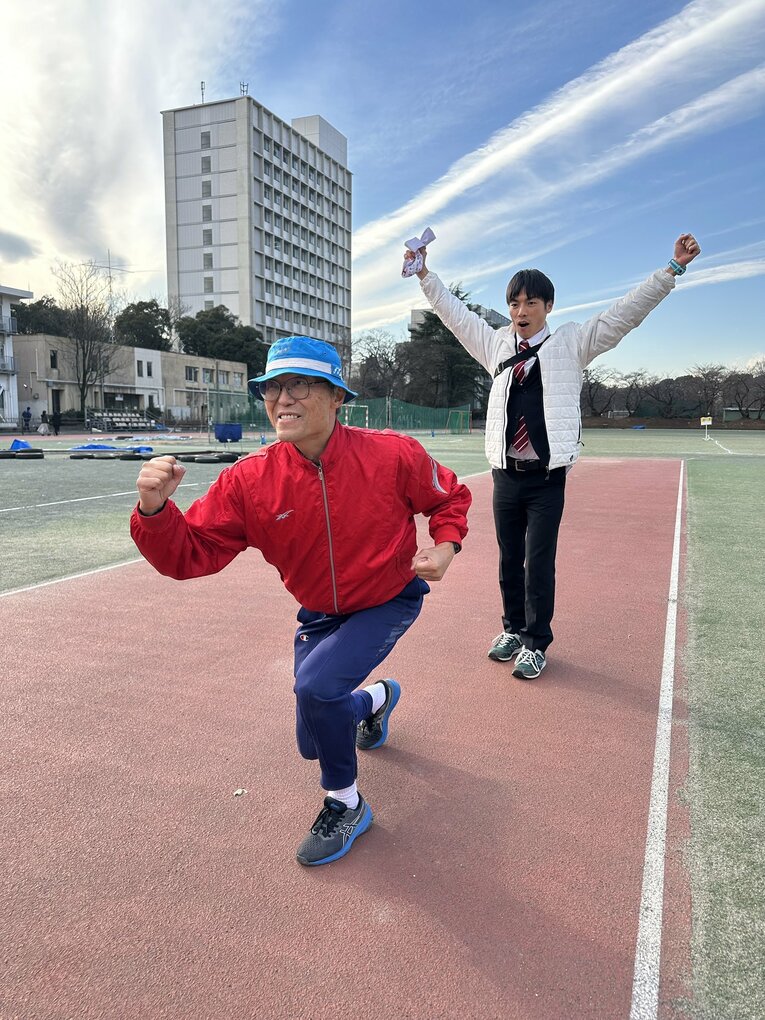 役割を逆転させて実際の給水のシーンを再現する古川選手と八田教授／古川選手のXより