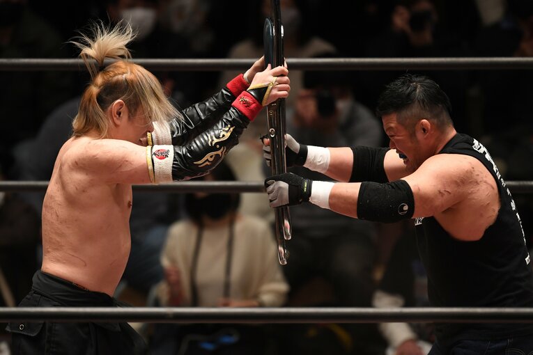 1月2日（夜）の大日本プロレス。椅子を挟んで対峙する木髙イサミと高橋匡哉