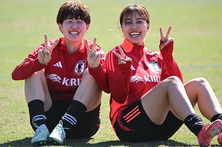 シービリーブズカップ期間中に笑顔を見せる古賀塔子と谷川萌々子　©JFA/AFLO