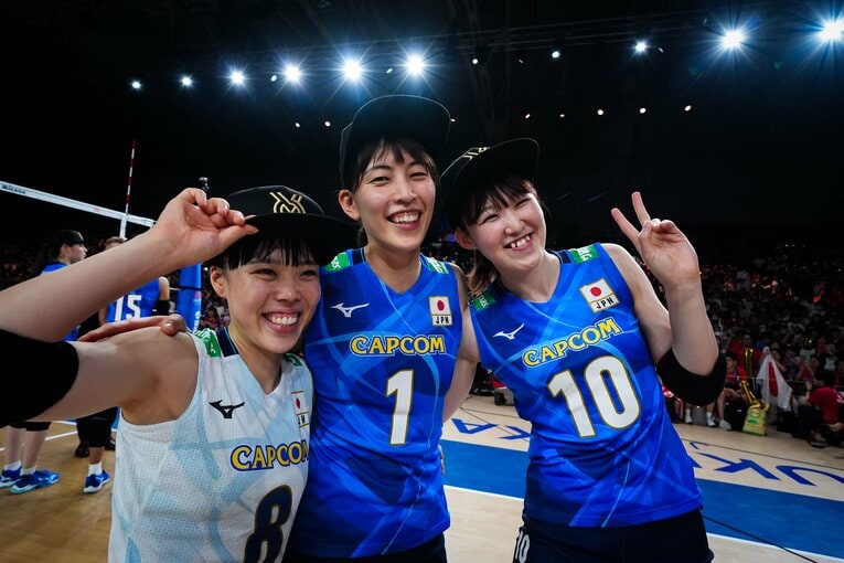 小島満菜美、岩崎こよみ、井上愛里沙（VNLセルビア戦）©︎Volleyball World