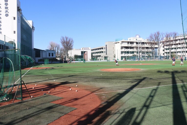 国学院久我山。夏の決勝戦が行われる神宮球場に合わせて、人工芝を取り入れている ©Yuki Kashimoto