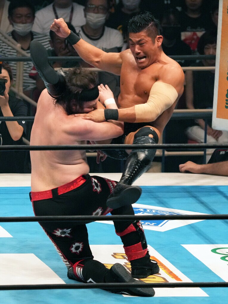 チェーズ・オーエンズにシャイニングウィザードを見舞うSANADA