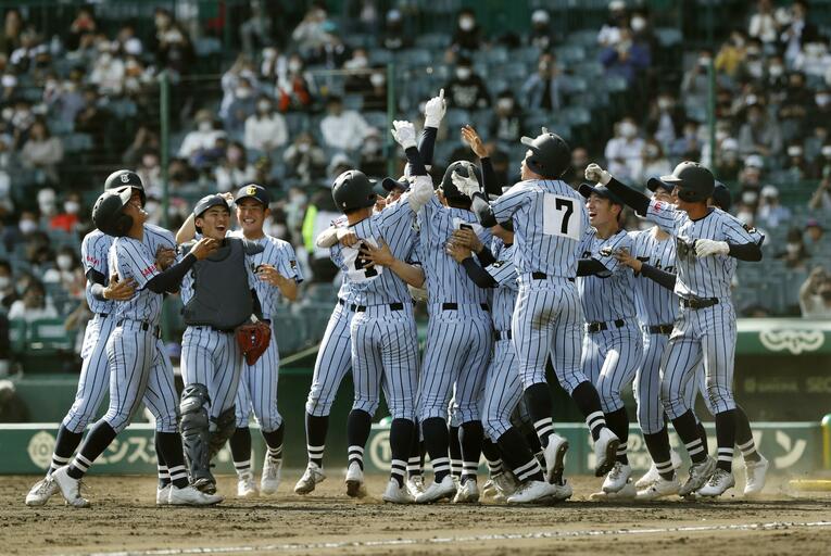 センバツで明豊を破り、10年ぶり3度目の優勝を果たし喜ぶ東海大相模ナイン。足元を見るとみんな白スパイクだ　©KYODO