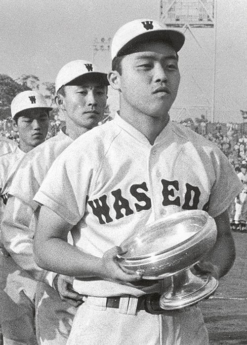 岡田（右）は現在は小松高（愛媛）の監督を務める副主将の宇佐美秀文（右から2人目）らと1979年春と秋のリーグ戦を制した