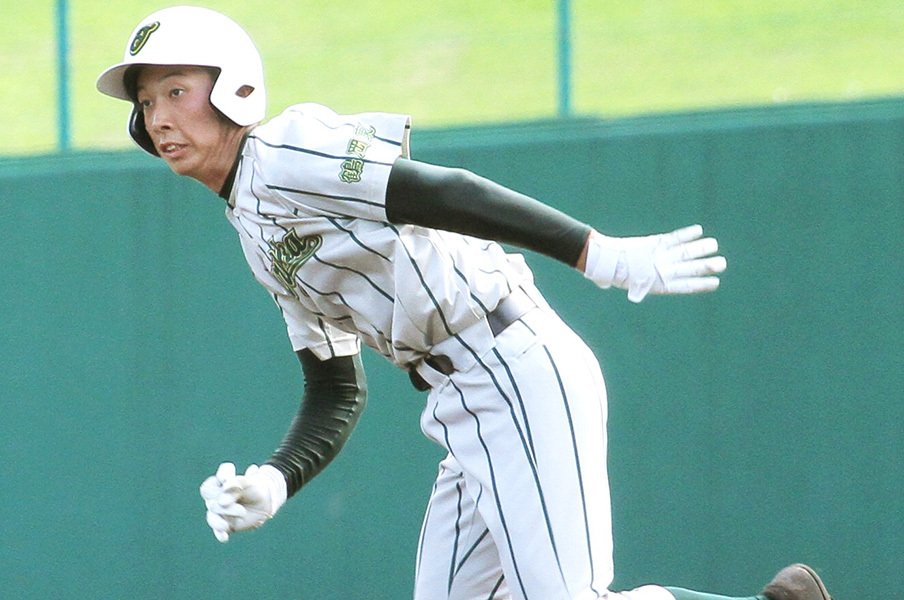 鶴岡東・工藤大輔の「4つのグラブ」。両投げ両打ちは、甲子園で“卒業”。<Number Web> photograph by Hochi Shimbun