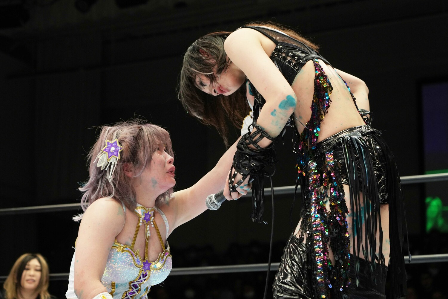 「次は何をかける？」と中野たむに詰め寄る上谷沙弥　©Essei Hara