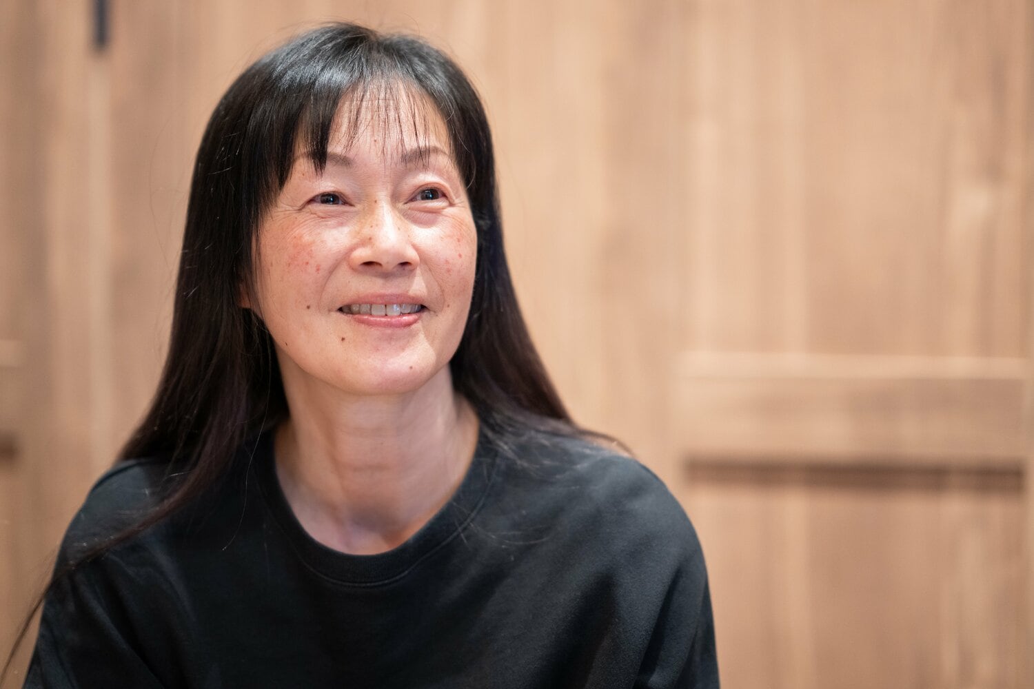 インタビューに答える現在の福岡晶さん