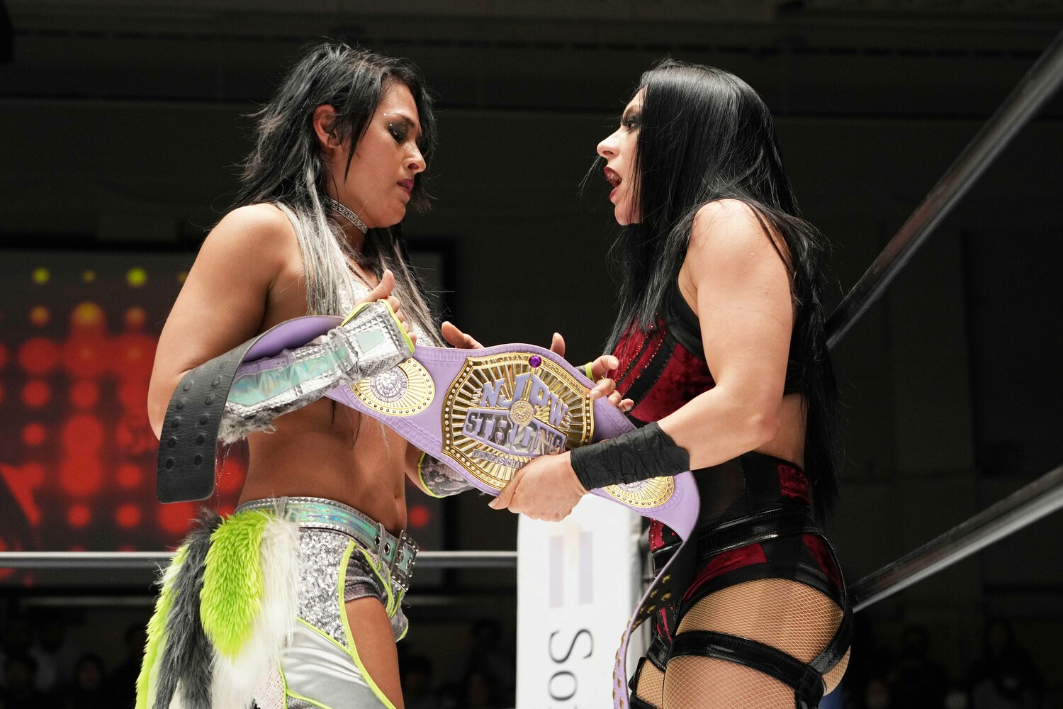 ステファニー・バッケルにSTRONG女子王座のベルトを奪われたジュリア　©Essei Hara
