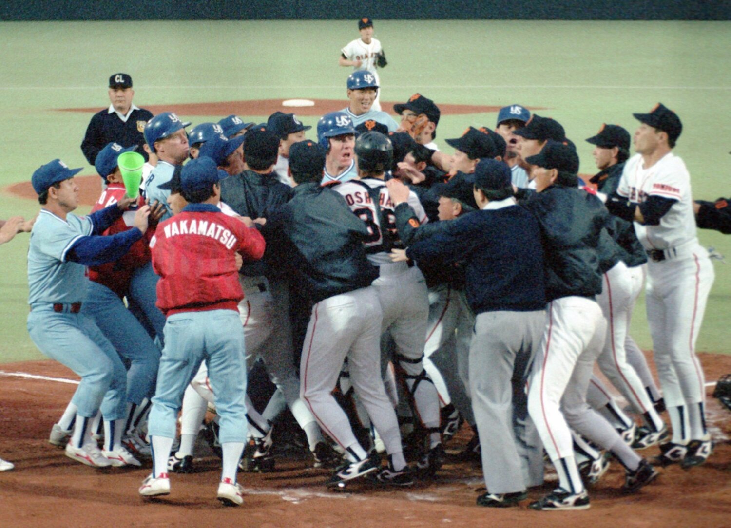 1993年6月8日、長嶋巨人と野村ヤクルトの大乱闘【1枚目／全2枚】。プロレスばりの大バトルで、中断は13分間に及び、吉原とハウエルが退場処分に　©Sankei Shimbun