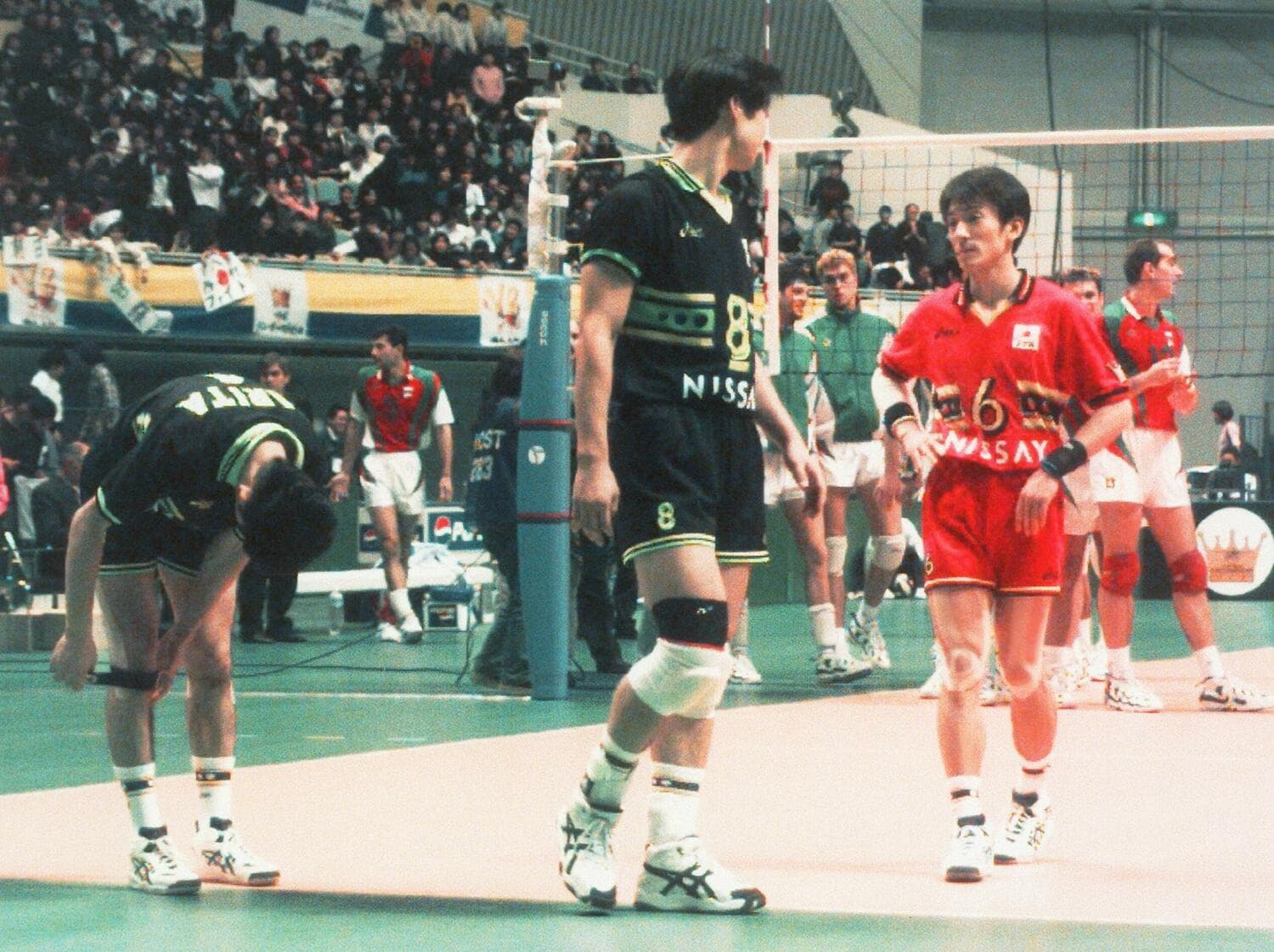 1998年の世界選手権。ブルガリアとフルセットまで持ち込む激戦を戦った日本代表（左から）成田貴志、荻野正二、西村晃一　©︎JIJI PRESS