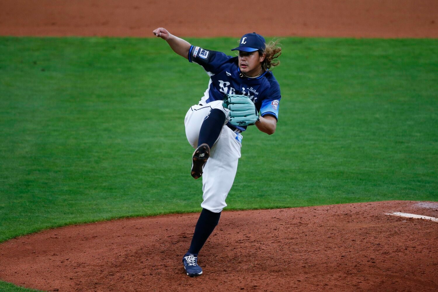 躍動感ある西武・高橋光成のピッチング。マウンドでなびく長髪はポンセ（日本ハム）を真似て伸ばし始めたと言うが、そこまで明確な理由はないようだ　©︎KYODO