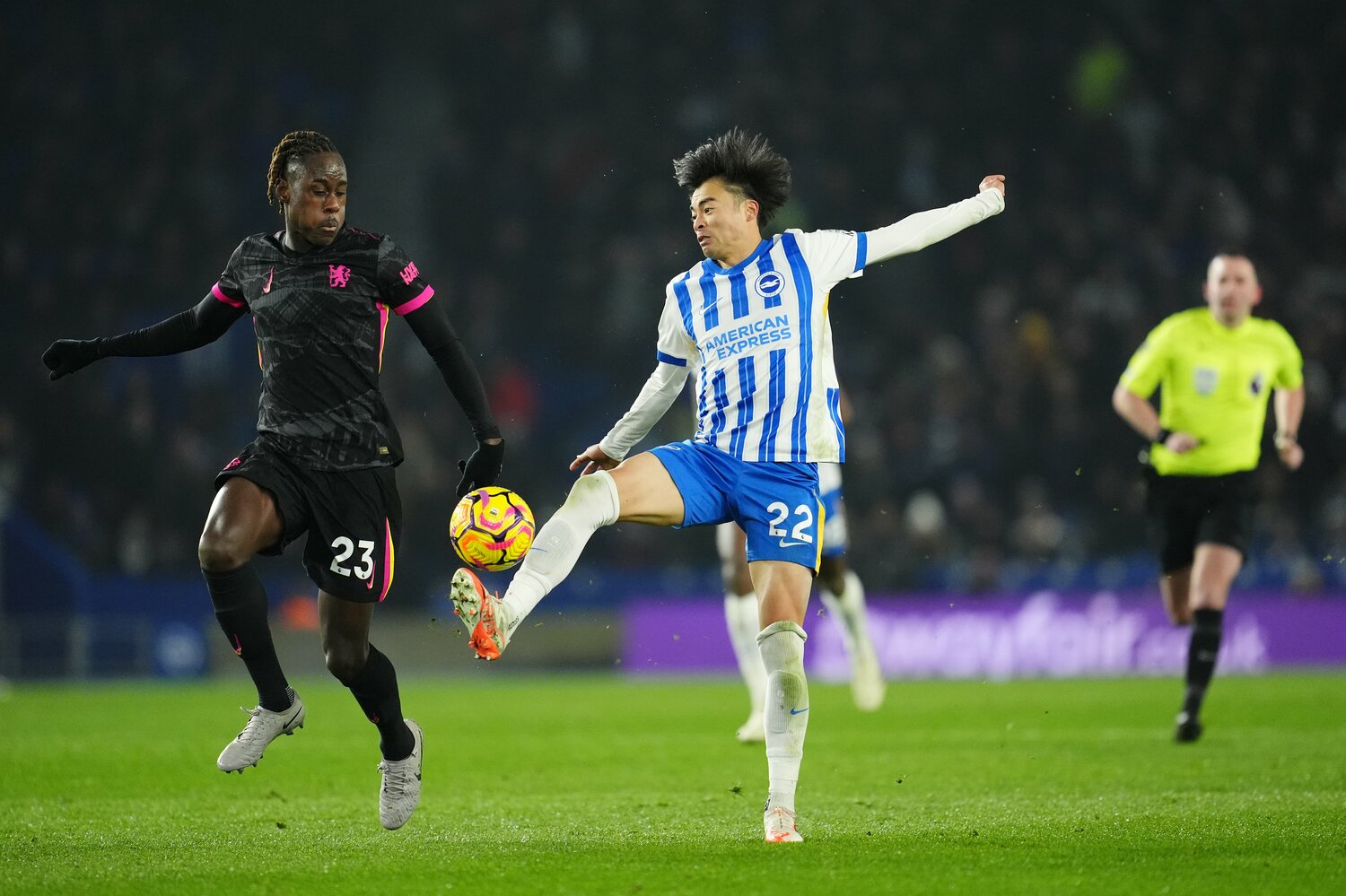 今シーズンのプレミアリーグ「最優秀ゴール」に選ばれたチェルシー戦のスーパーゴール。GKフェルブルッヘンのパスを「神トラップ」する三笘【1枚目／全2枚】　©JIJI PRESS