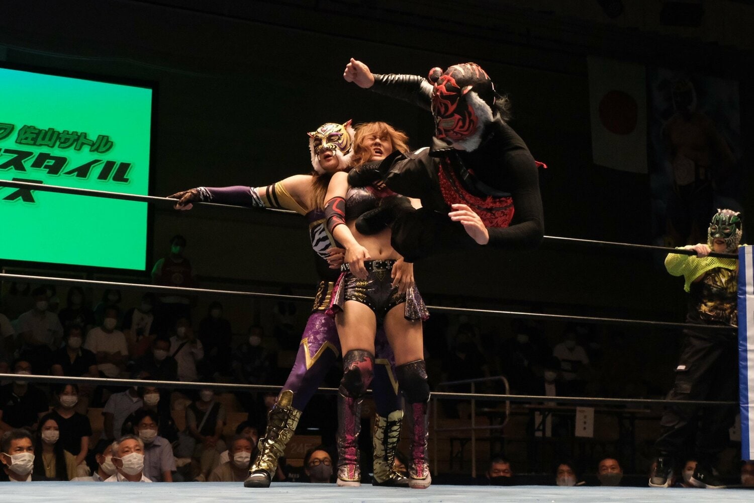 ダーク・タイガーが2人まとめてドロップキック。反則だけではないところも随所で見せた