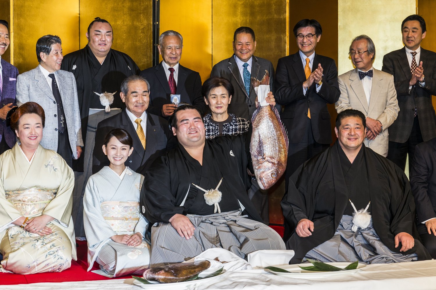 2016年1月場所、31歳11カ月での初優勝を祝う琴奨菊　©JMPA