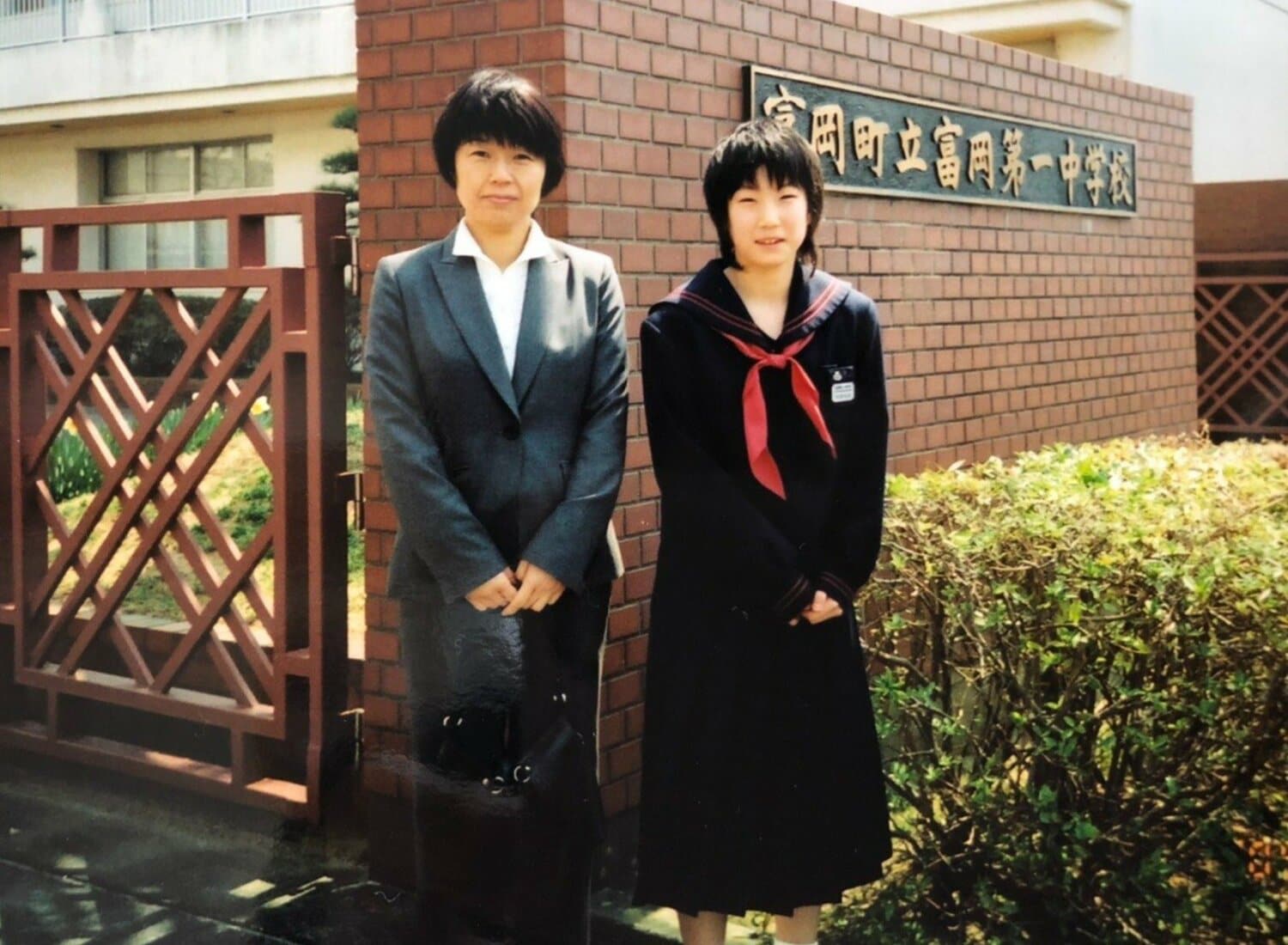 中学校の入学式にて。娘のためにともに福島に移住し、バドミントンの活動を献身的にサポートした（母・洋美さん提供）