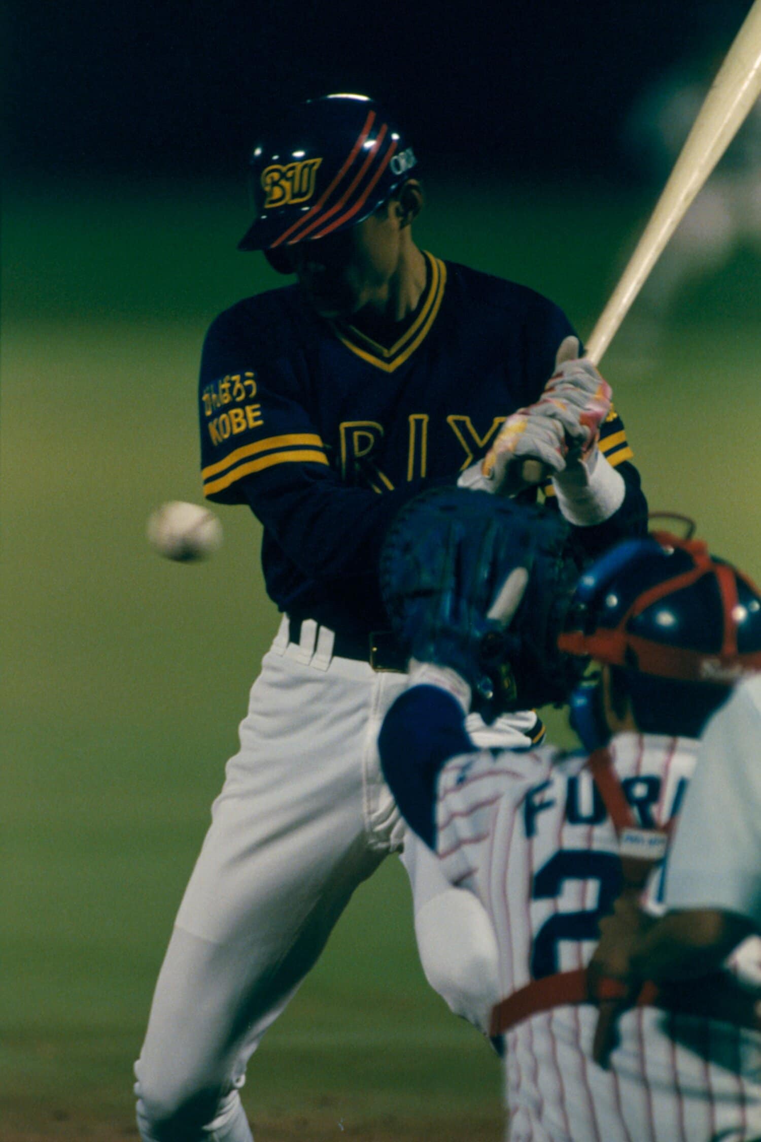 イチローの内角を攻めるヤクルト。手前は捕手の古田（1996年日本シリーズ）　©︎Koji Asakura