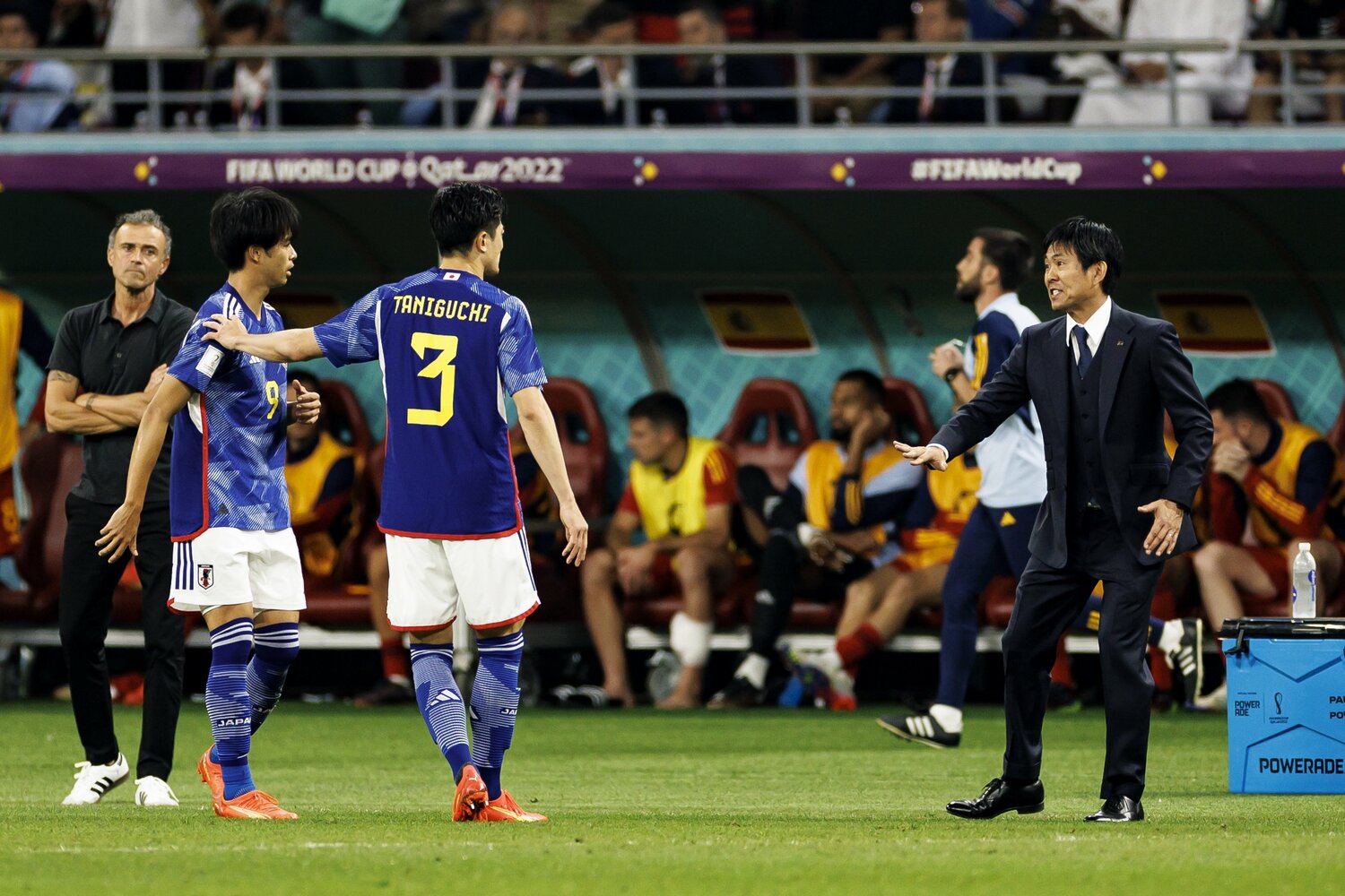 カタールW杯スペイン戦での森保監督と谷口彰悟、三笘薫　©Kiichi Matsumoto/JMPA