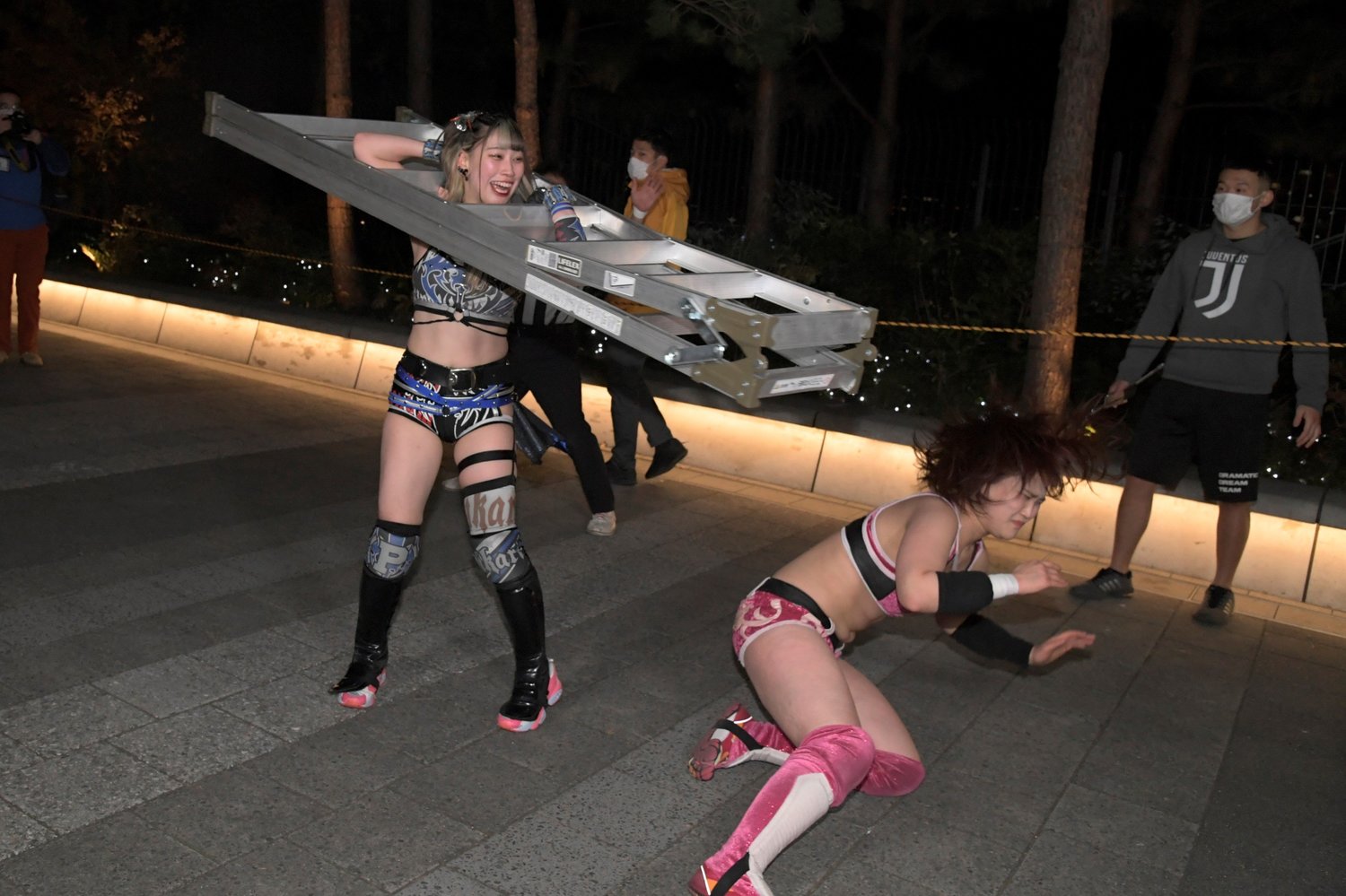 アイドルとしても活躍する乃蒼ヒカリも路上プロレス参戦。スカイツリー前で大暴れ　(C)DDTプロレスリング