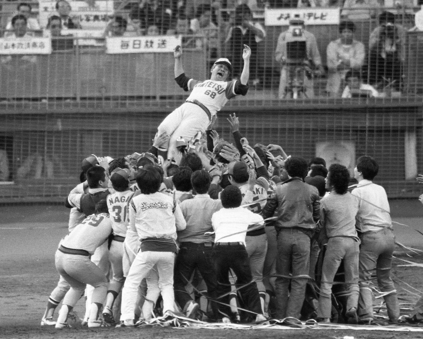 1979年、近鉄がパ・リーグ初優勝。胴上げされる西本監督　©JIJI PRESS