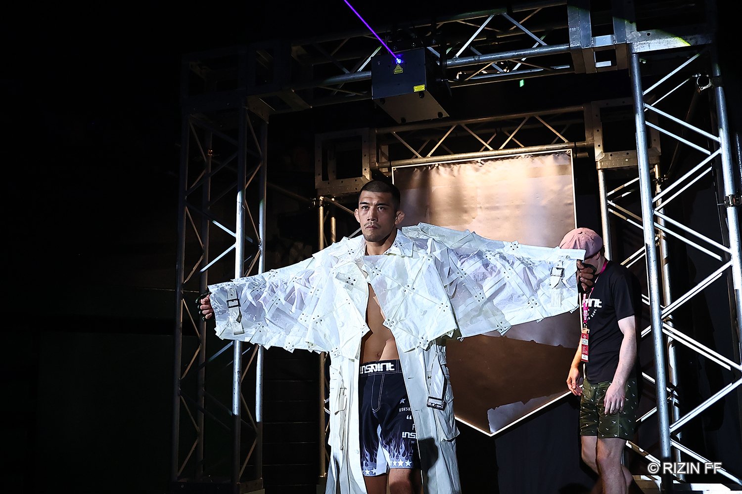 父がデザインした個性的なガウンで入場する佐藤将光　©RIZIN FF