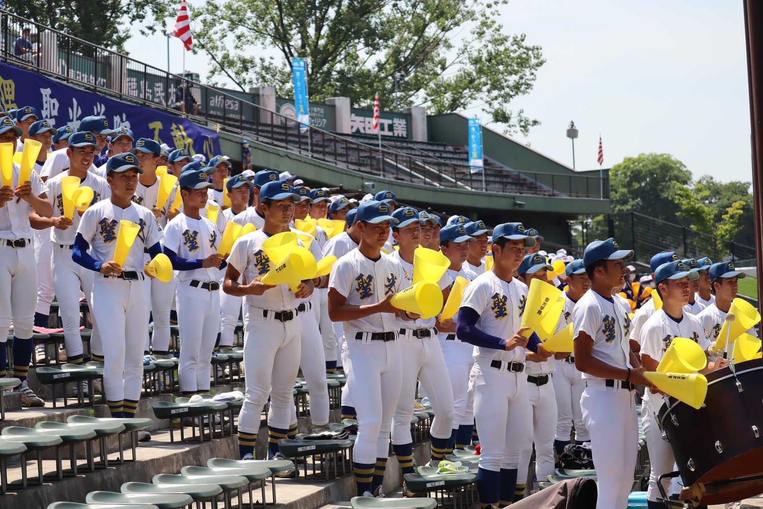 「声出しでの応援」は禁止のなか、メガホンと太鼓で選手を後押しするメンバー外の選手たち ©Genki Taguchi