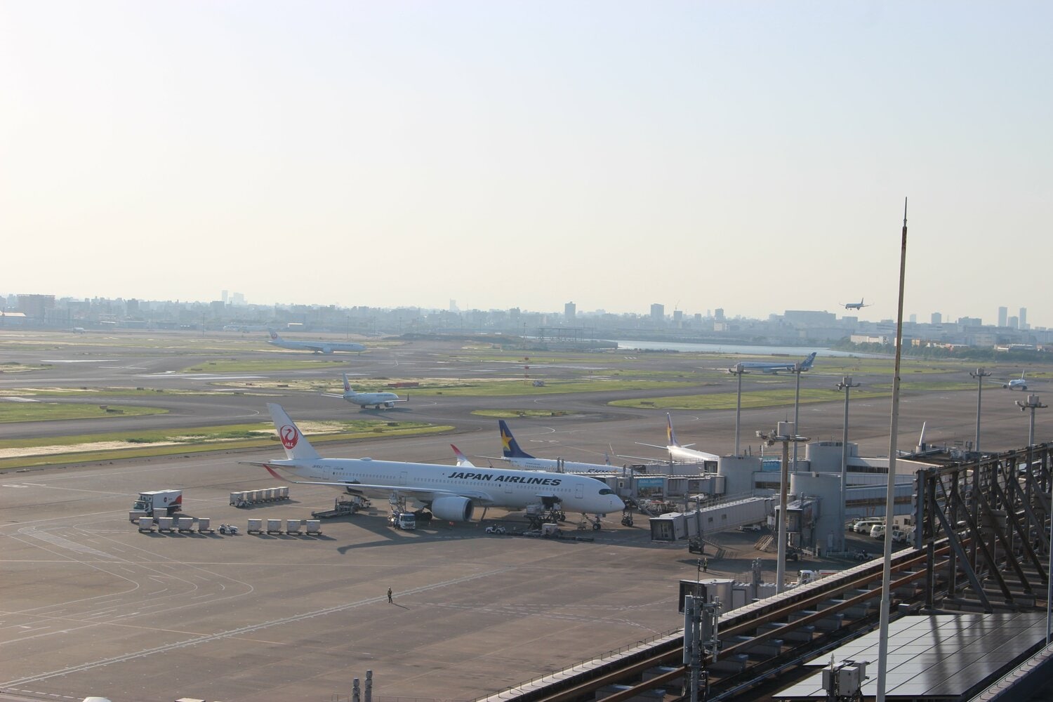 言わずもがな、対局中も空港ではいつもと同じように離着陸が行われていた　©Number Web