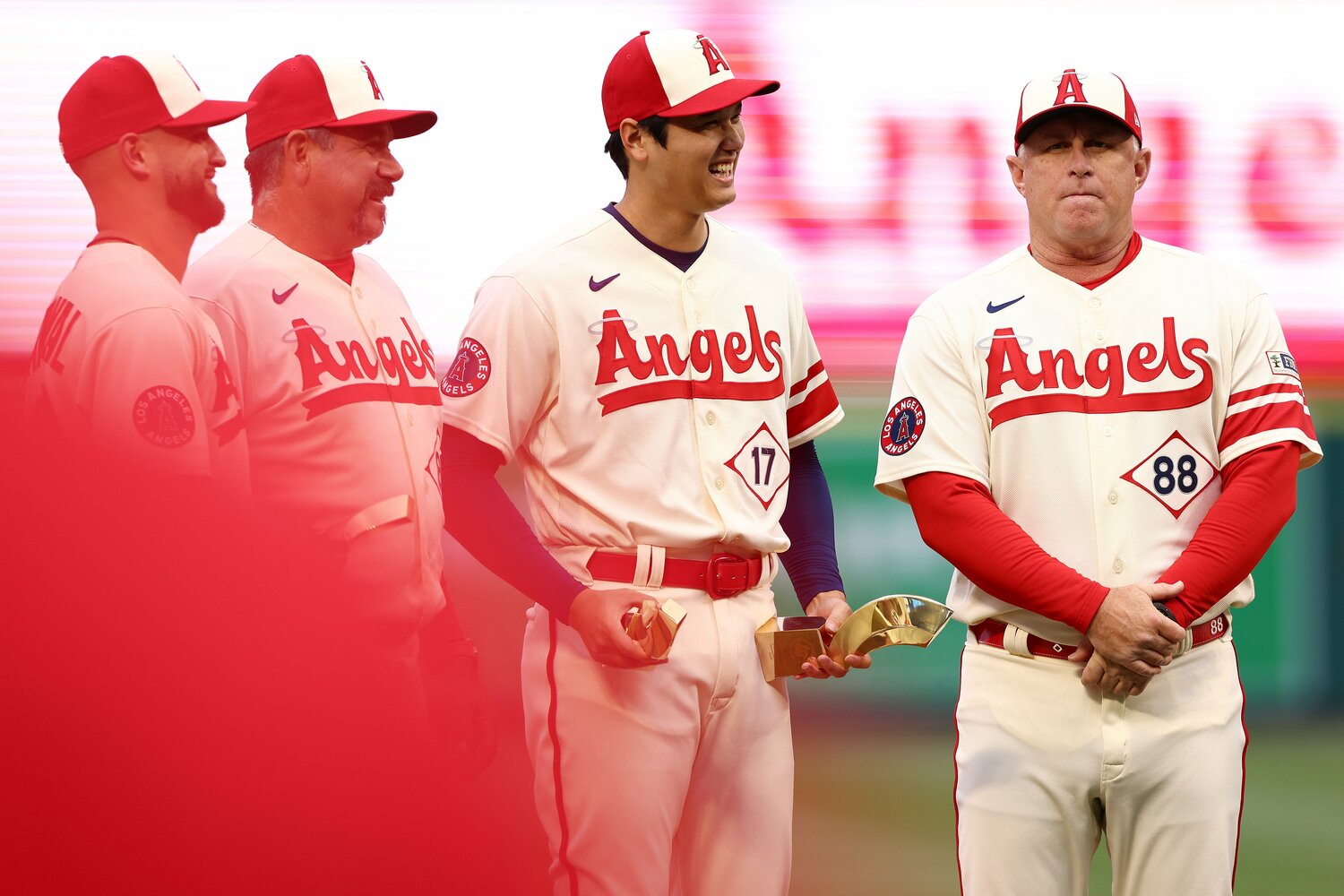 5月26日、WBC表彰でトロフィーを受け取り笑顔の大谷翔平。隣にはエ軍指揮官就任1年を迎えたネビン監督　©Getty Images