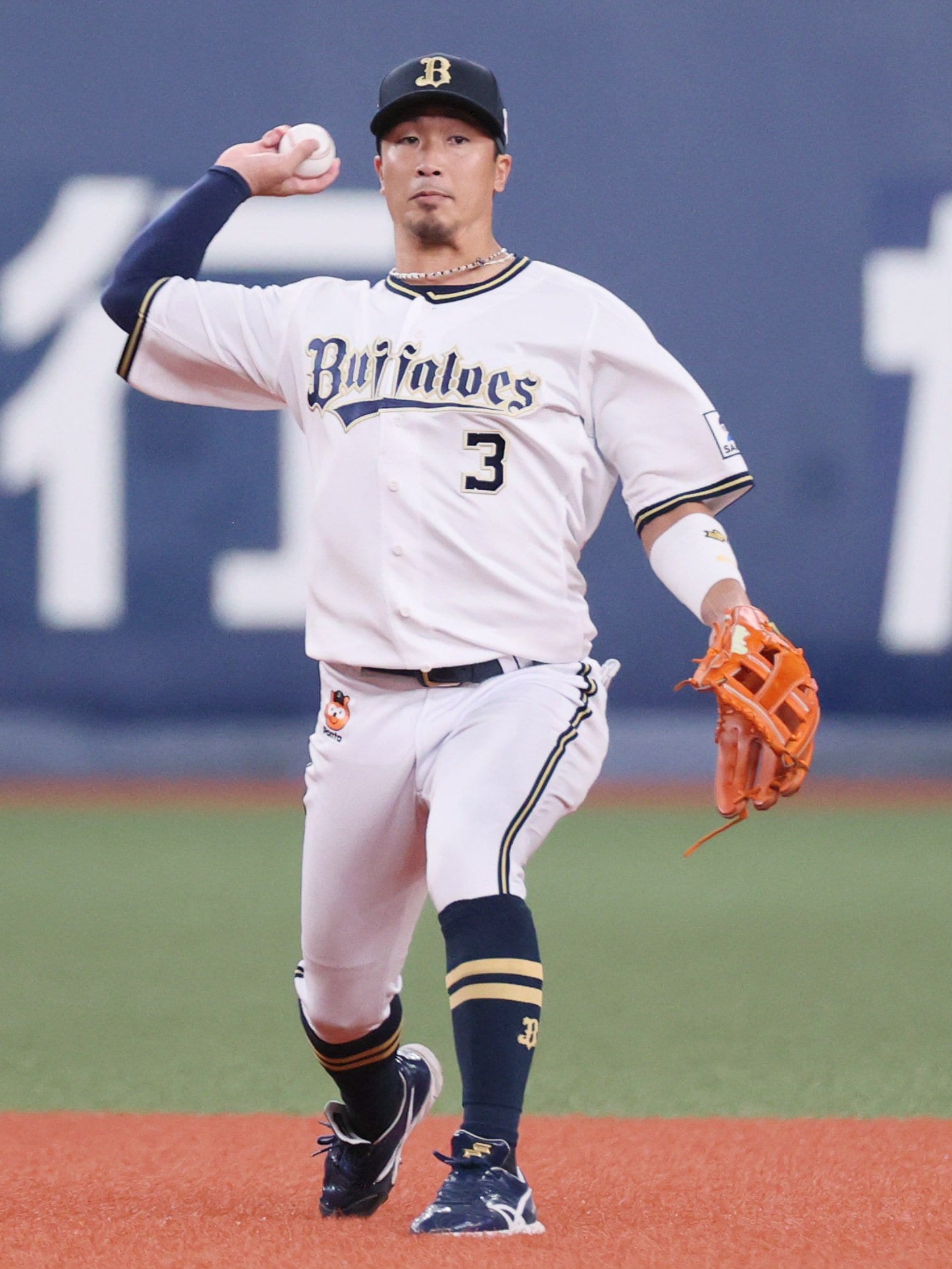 引退試合でショートを守る安達　©︎JIJI PRESS