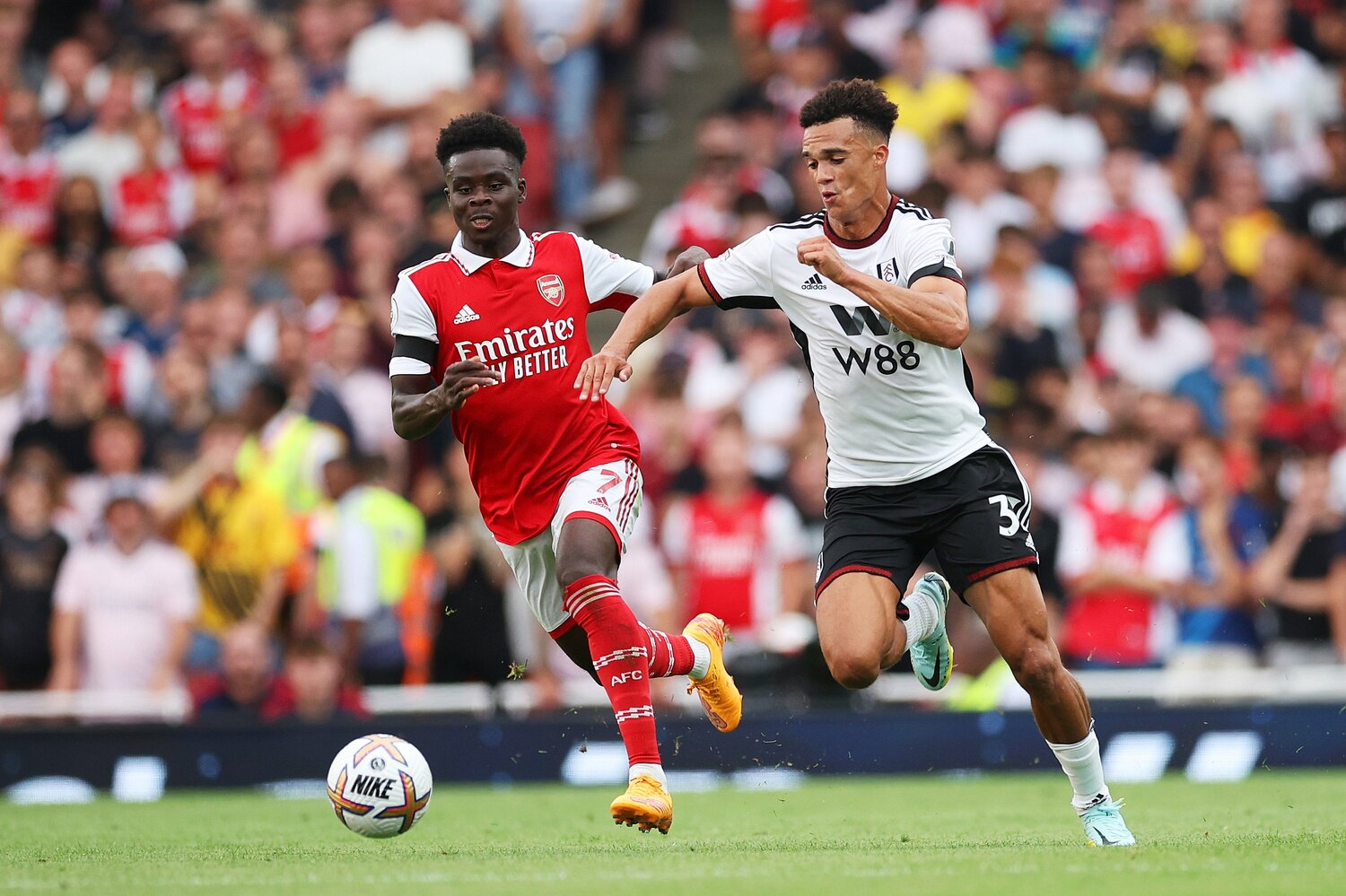 アメリカ代表・不動の左サイドバック、アントニー・ロビンソン（フラム・25歳、写真右）。負傷のため、9月の代表ウィークでは招集外だった　©Getty Images