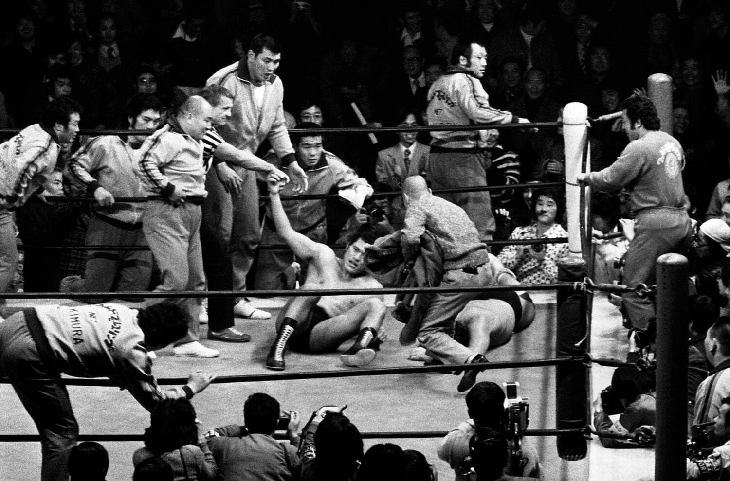 1975年「猪木vsロビンソン」で興奮したファンがリングに乱入　©東京スポーツ新聞社
