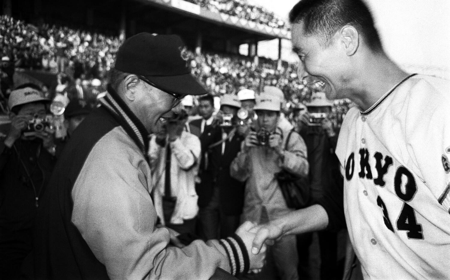 巨人時代の金田と川上監督。投手と打者としての対戦経験もある　©JIJI PRESS