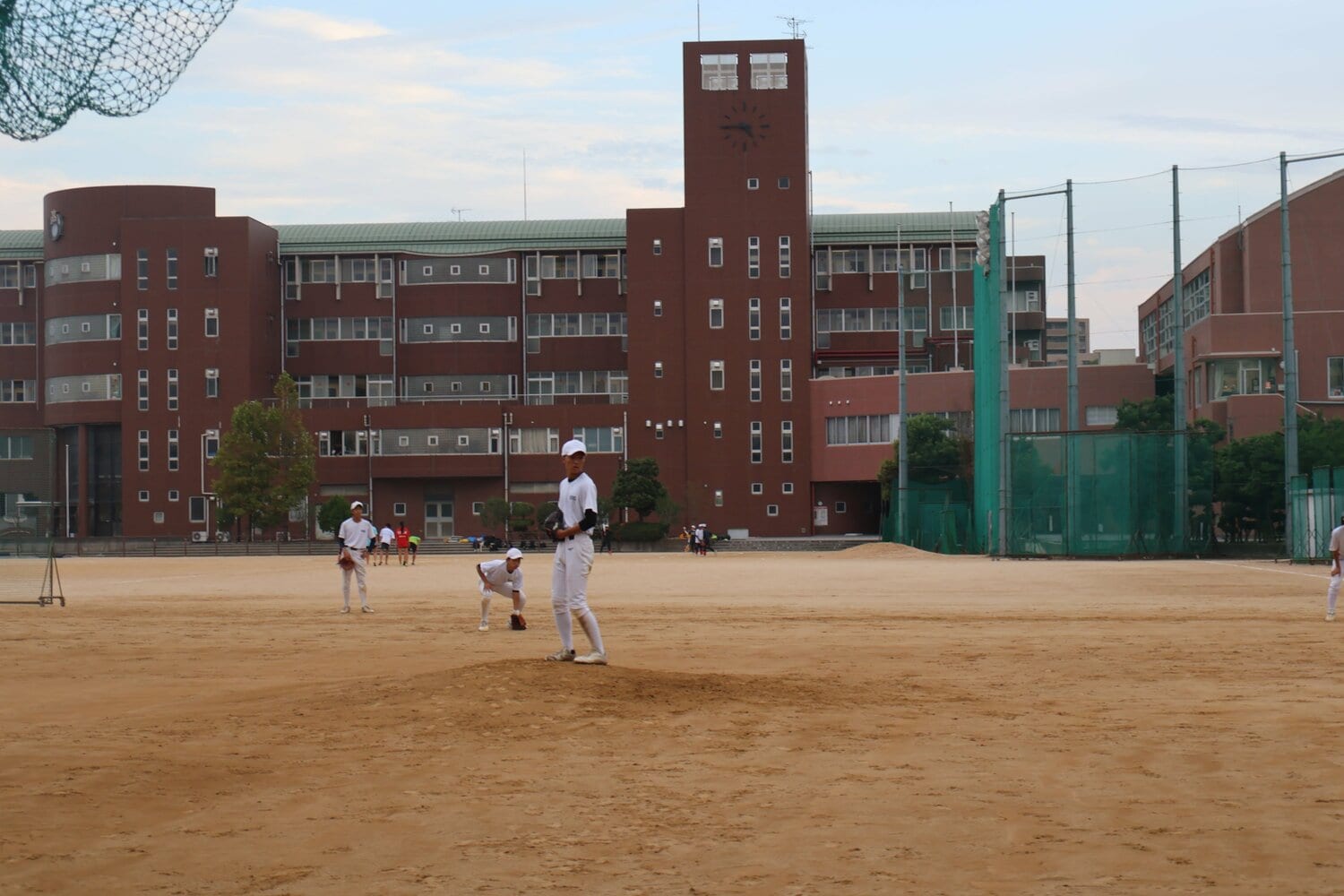 八尾高校のグラウンド。当然ながら野球部専用ではない ©Fumi Sawai