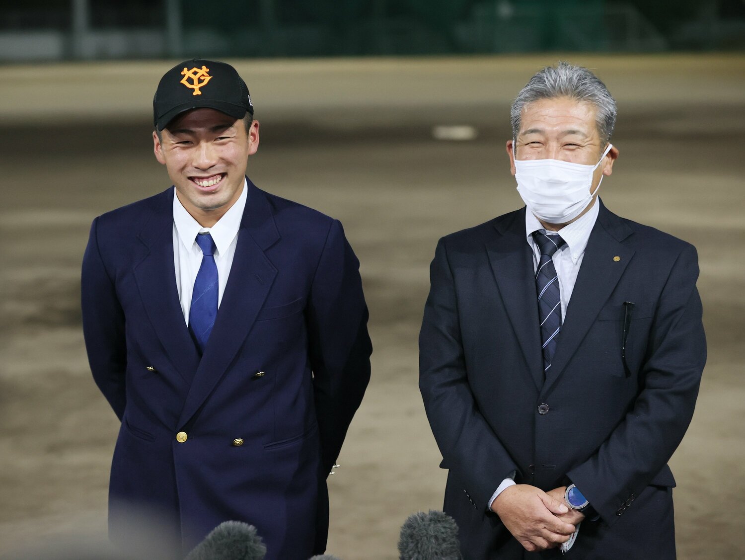 ドラフト当日。心境を語る浅野翔吾外野手（左）と父幹司さん　©JIJI PRESS