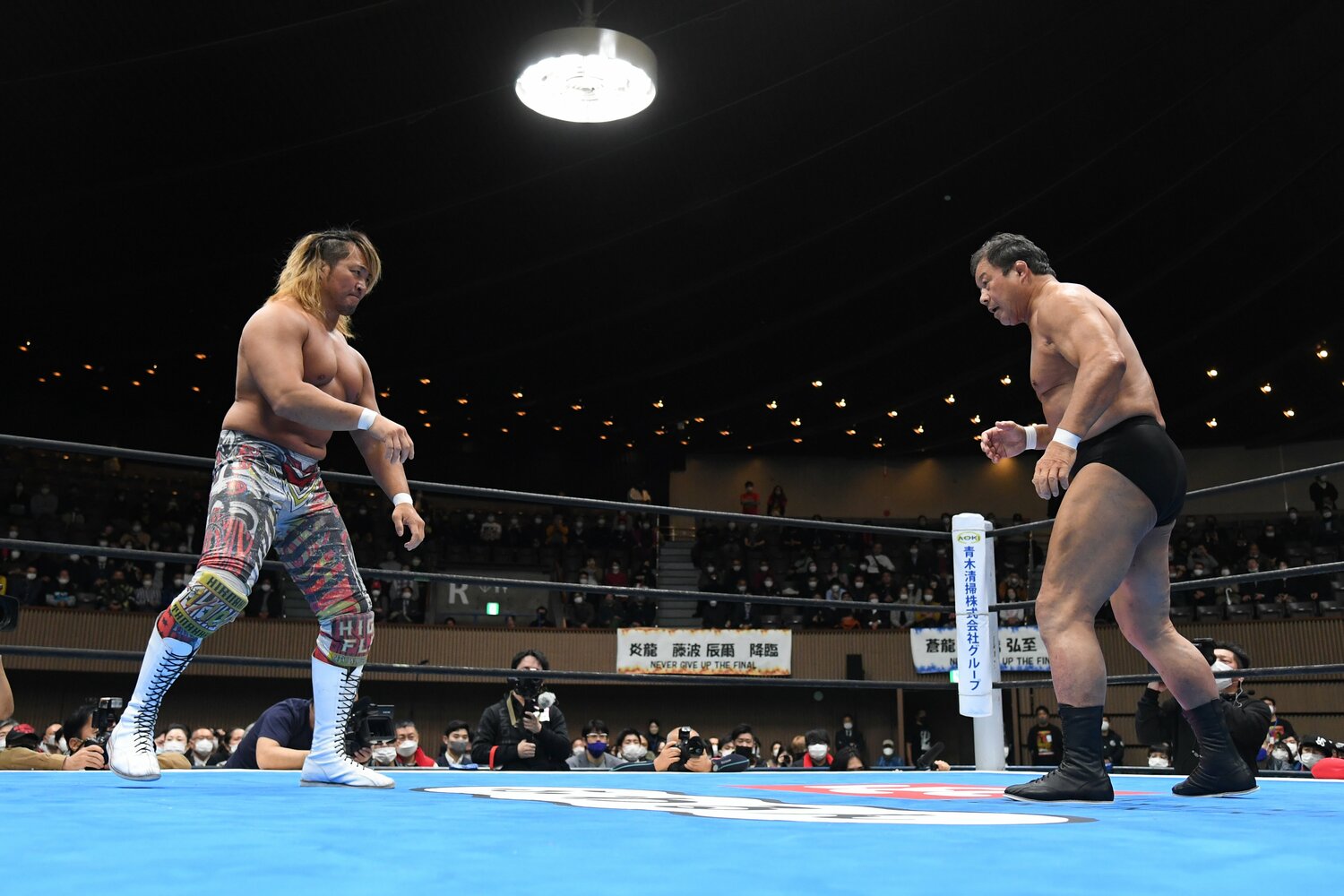 リング上で対峙する藤波辰爾と棚橋弘至