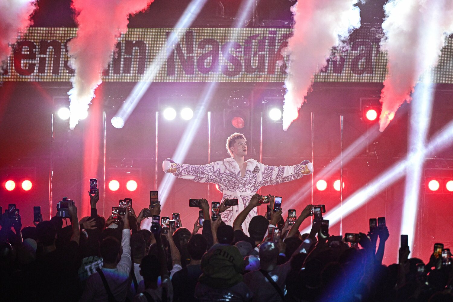 那須川天心の入場。多くのファンがスマートフォンを掲げる　©Takuya Sugiyama