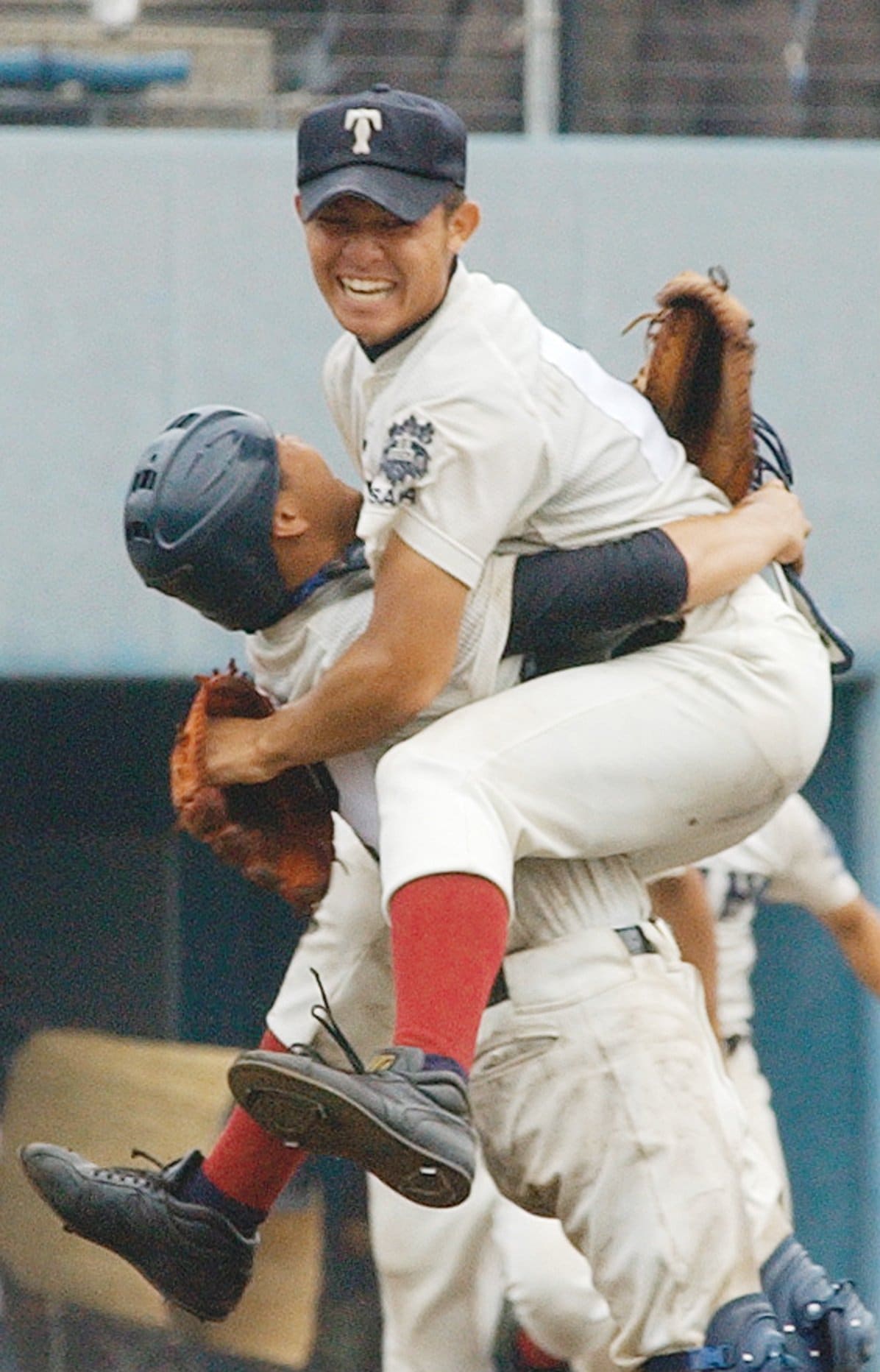 高３の夏、甲子園出場を決めた大阪桐蔭高のエース・辻内はキャッチャーと抱き合って喜ぶ　©︎JIJI PRESS