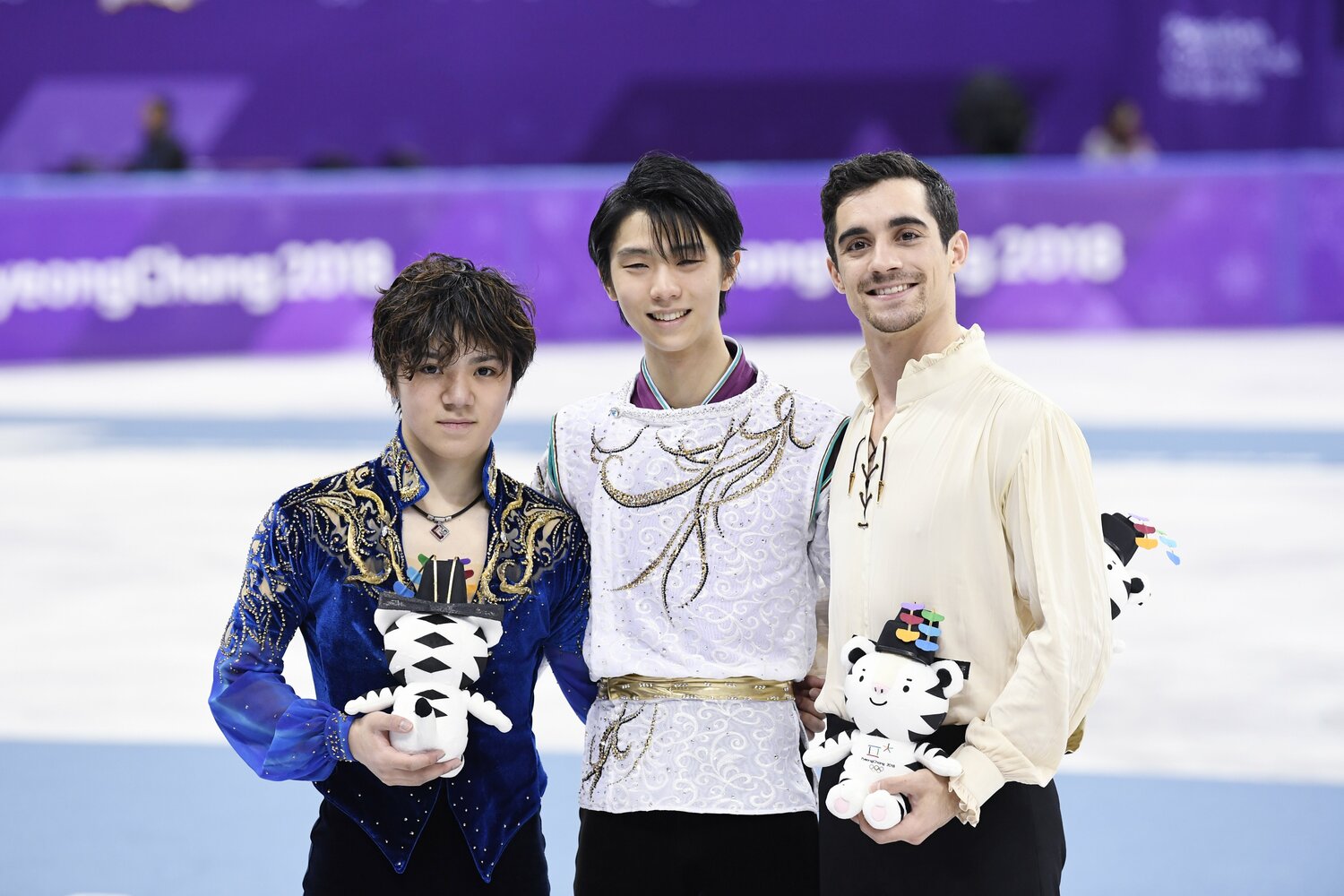 2018年の平昌五輪。銀メダルの宇野昌磨、銅メダルのハビエル・フェルナンデスと　©JMPA