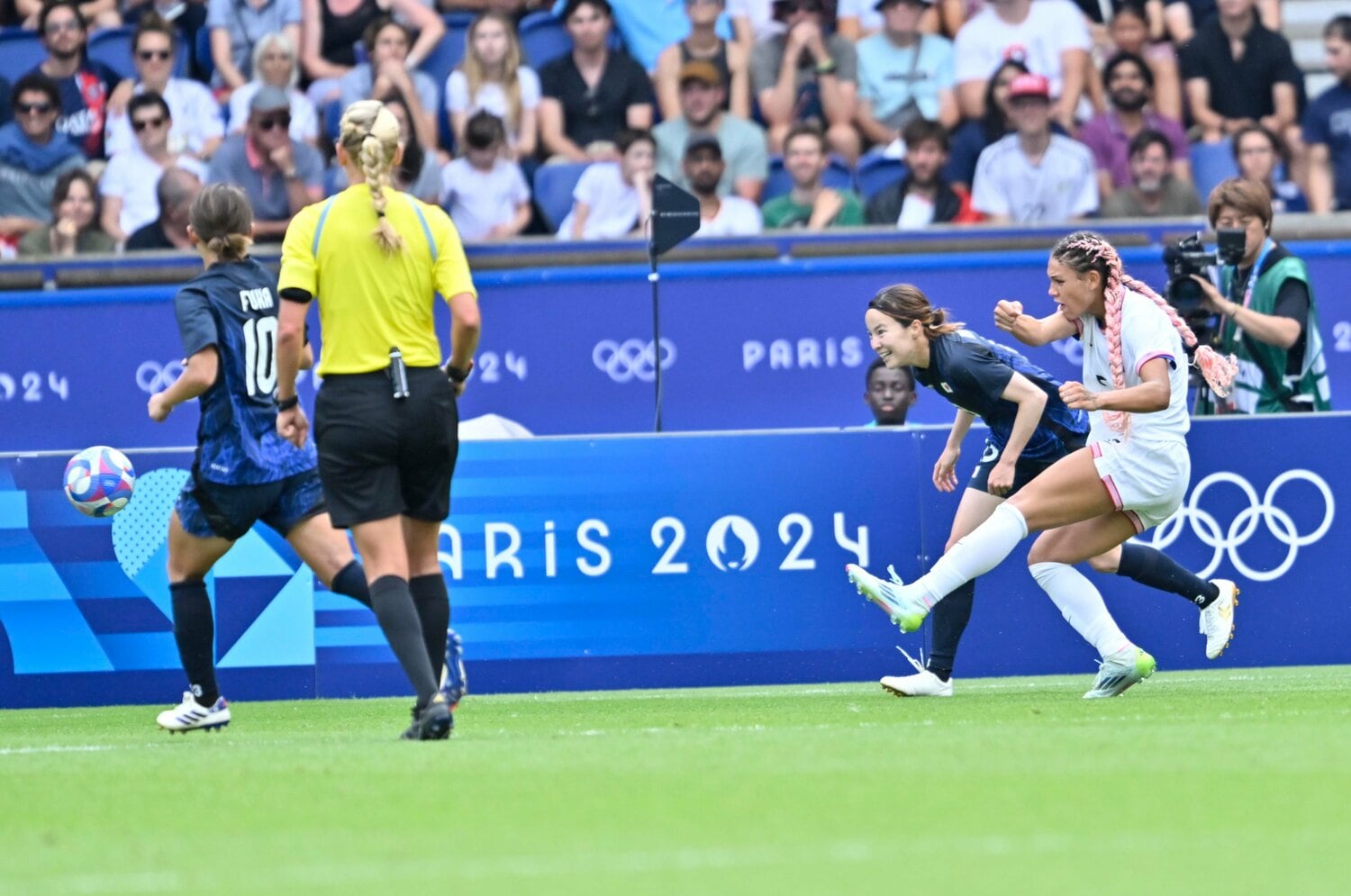 ロッドマンのスーパーゴール。北川も必死の守備を見せていたが　©Takuya Nakachi/JMPA