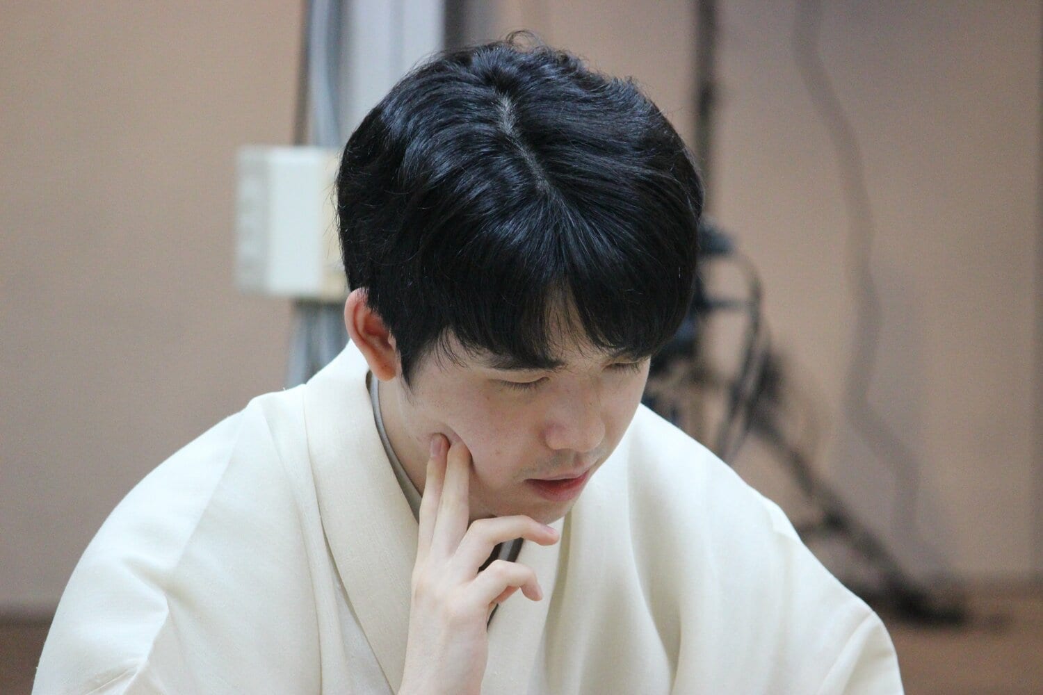 指し直し局で徐々に劣勢に追い込まれていった藤井聡太王位　©Number Web