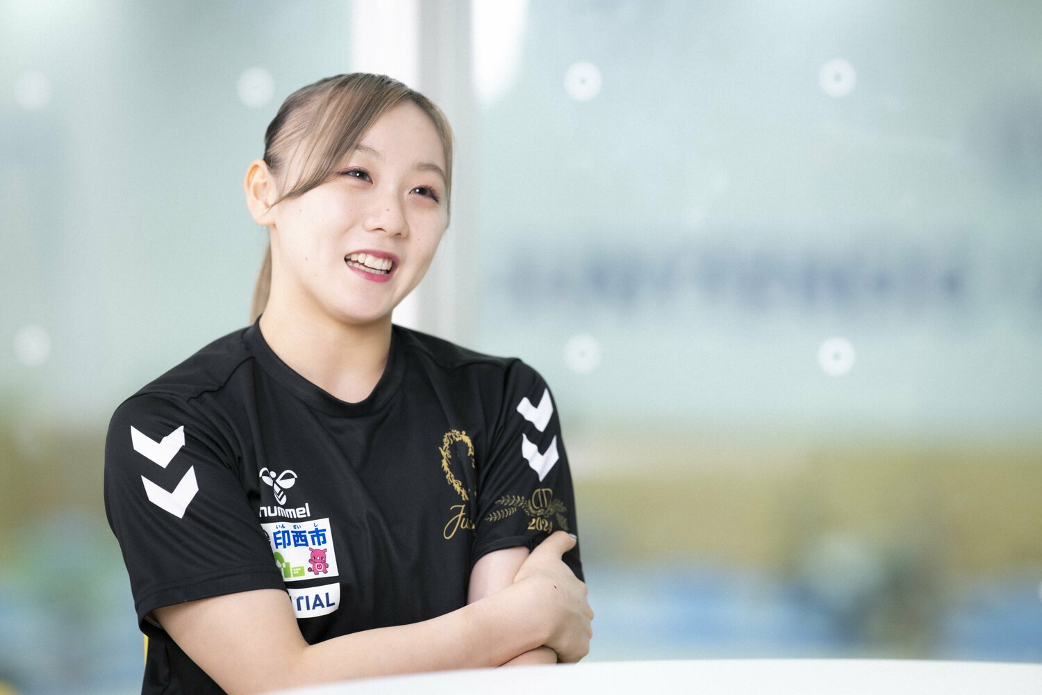 インタビューに答える宮田