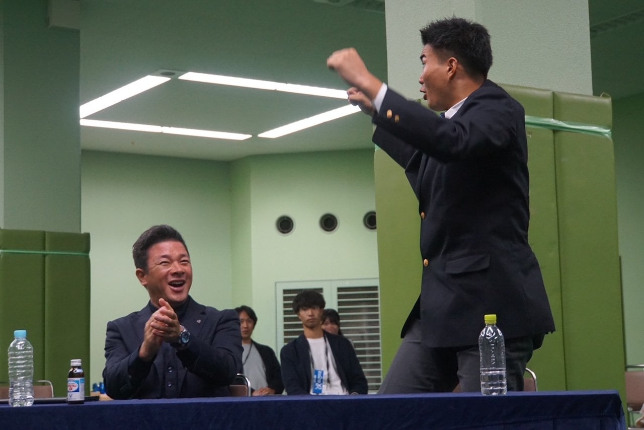 オリックス3位指名、山口廉王（仙台育英高）。ドラフト指名の瞬間。山口の視線の先には70名弱の野球部員がいる【4枚目／全4枚】 ©Kei Nakamura