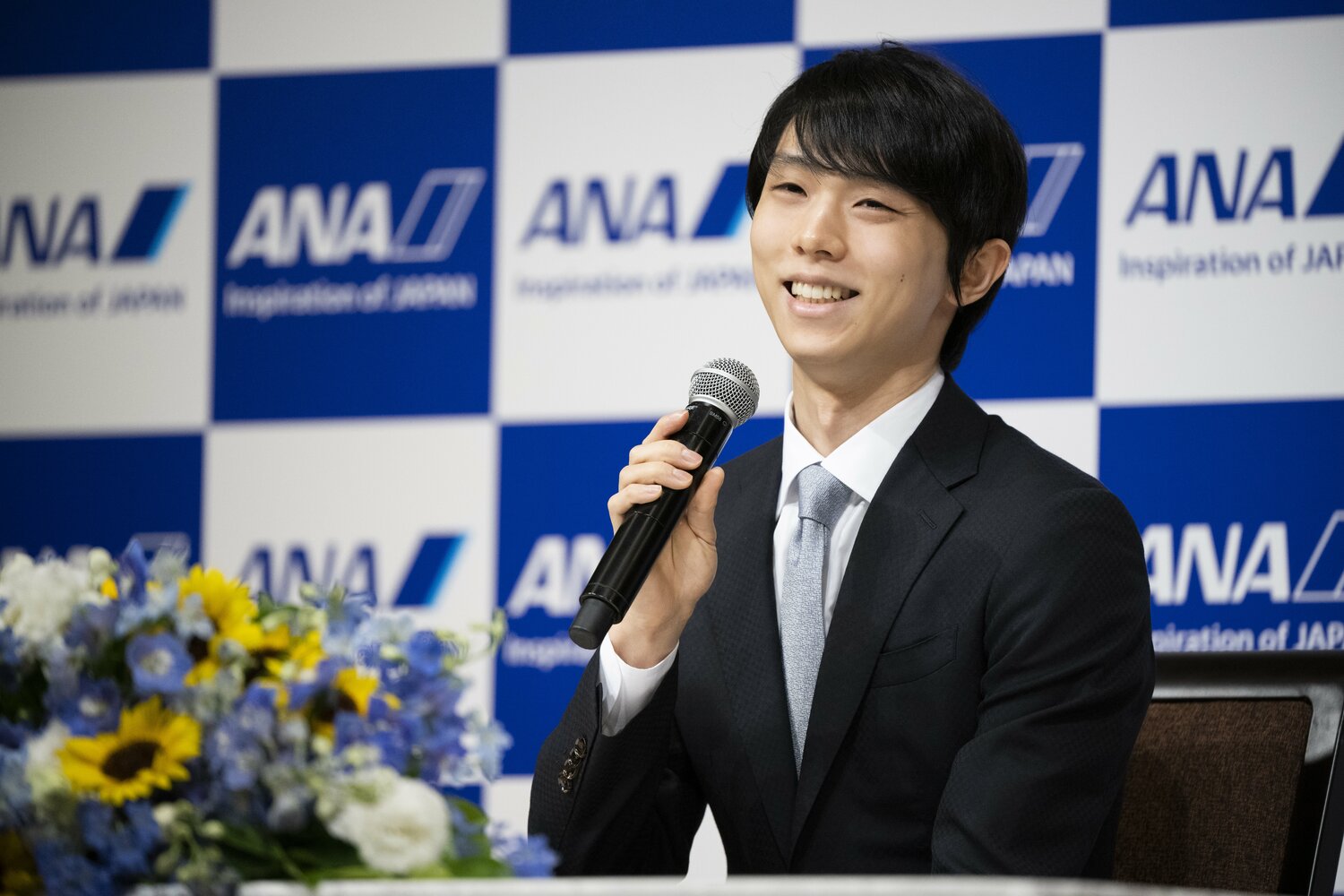 羽生らしい笑顔を振りまいた会見で、スケーターにとっての引退の意味を問いかけた　©Asami Enomoto