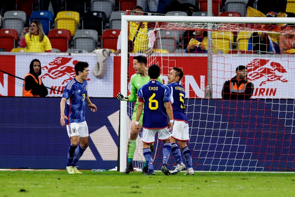 PKを止めて雄叫びをあげるシュミット・ダニエル　©Kiichi Matsumoto