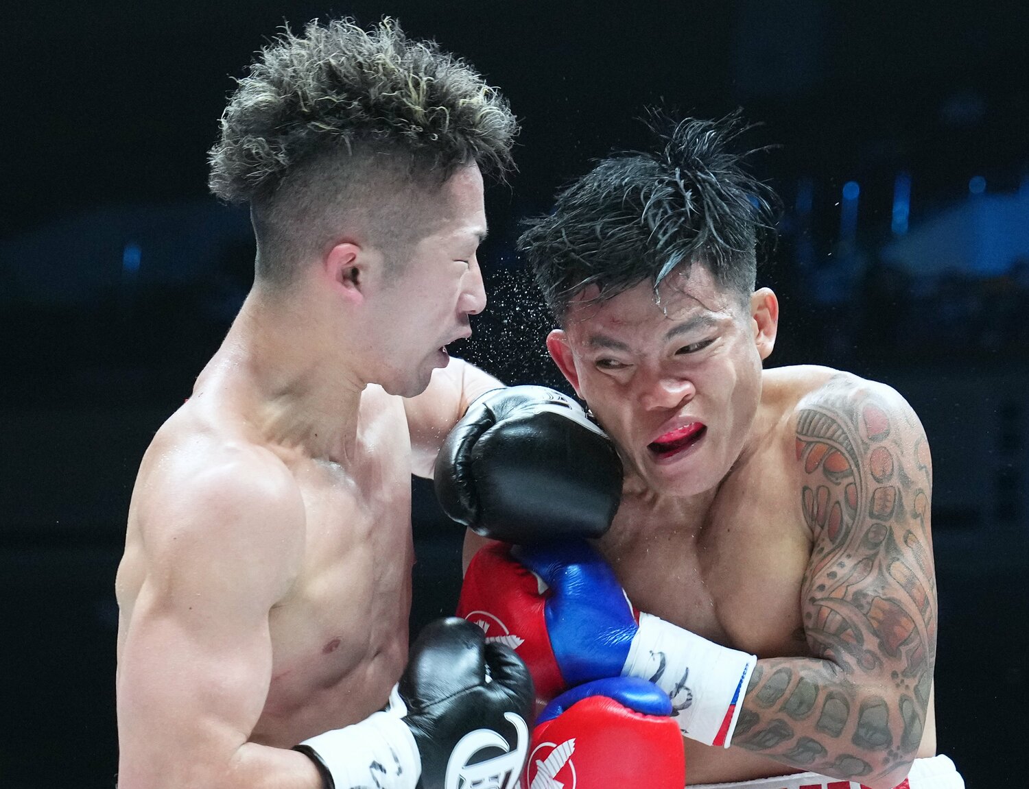 「過去イチの相手」アンカハスに至近距離で左フックを打ち込む井上拓真　©Naoki Fukuda