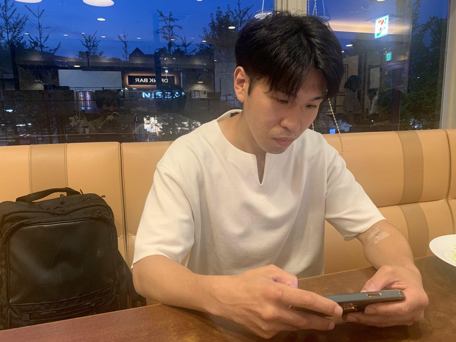 フルトン戦の映像を見ながら井上尚弥の技術について語る黒田雅之　©Masanori Moriai