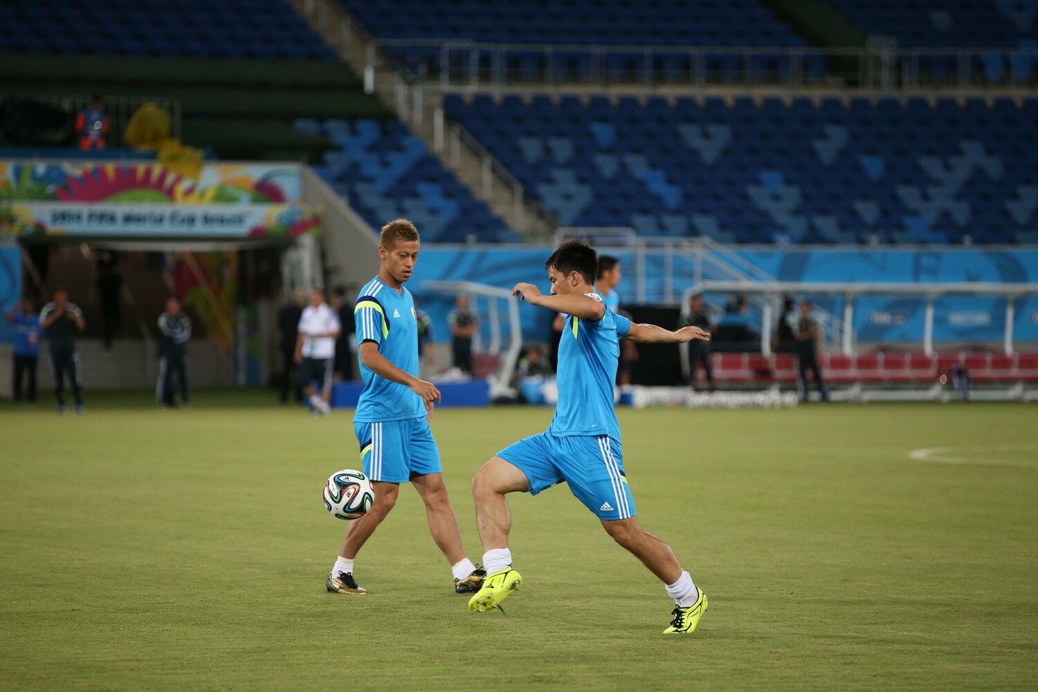 同じ関西出身、考え方は異なる本田と岡崎 ©Shinya Mano/JMPA