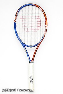 TOUR BLX ORANGE×BLUE（ツアー・ビーエルエックス　オレンジ×ブルー）
			・使用時の年齢 20歳（2010年）
			・使用時の主な戦績 全米オープン2回戦で5時間の激闘の末、第11シードのチリッチに勝利。
			・素材 バサルト・ファイバー＋カロファイト・ブラック＋グラファイト
			・全長 27.25インチ　重量 289g平均（一般市販モデルの場合）
			・フェイス面積 95平方インチ
			・販売当時の定価33000円  