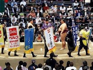 あのポール・マッカートニーが“大相撲の伝統”を変えた？ 中継で必ず見る“懸賞幕”はなぜ広告業界からも高く評価されるのか