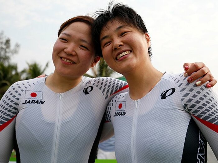 1台の自転車を2人でこいで銀メダル。鹿沼由理恵と田中まいは本当のペア。＜Number Web＞ photograph by AFLO